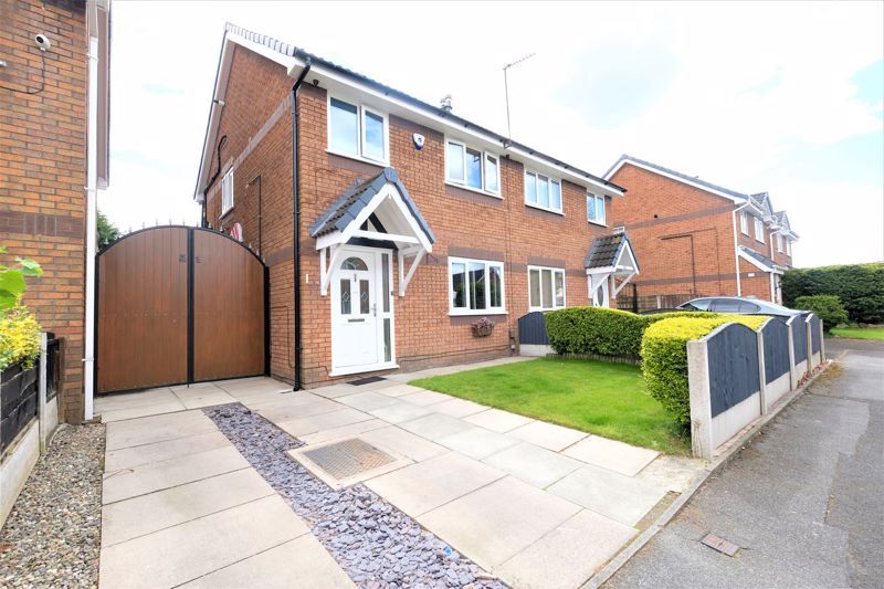 3 bed semidetached house for sale in Finstock Close, Eccles