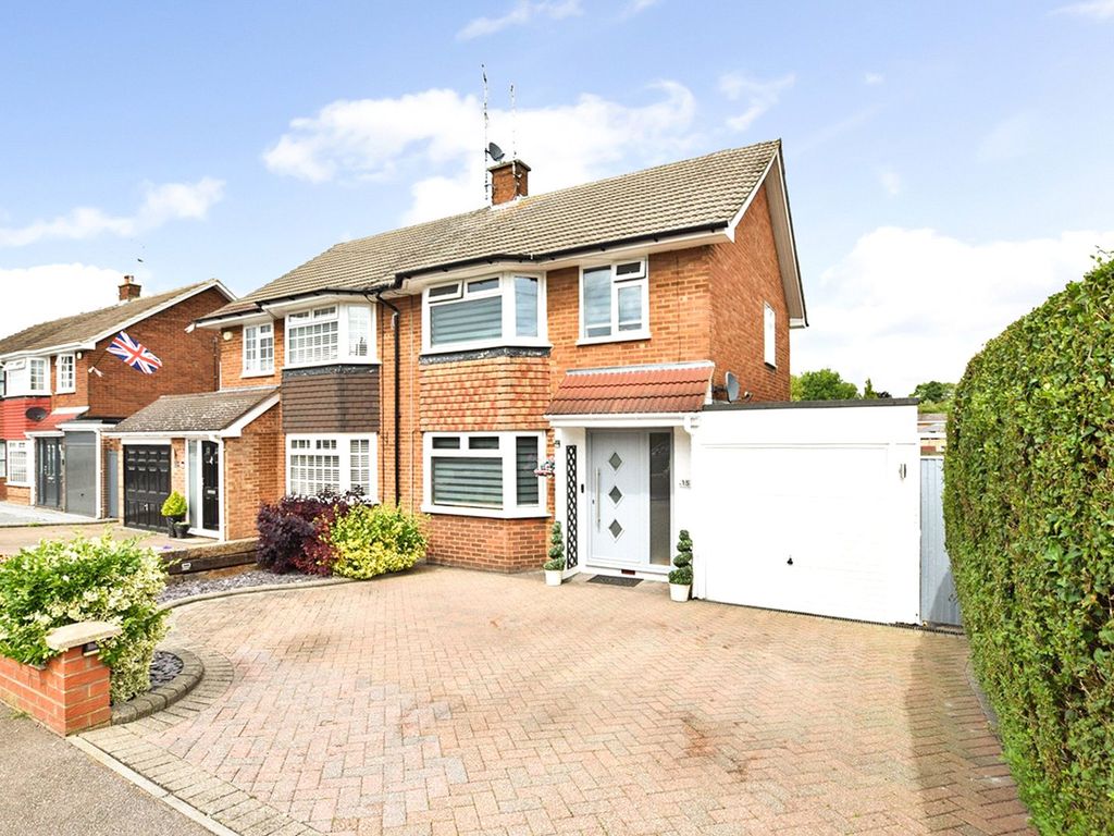 3 bed semidetached house for sale in Drive, Dunstable