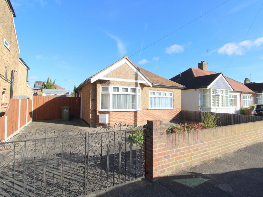 2 bed detached bungalow for sale in Arlington Road, Ashford TW15, £