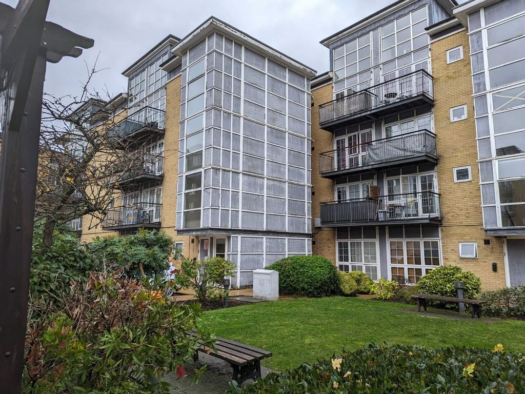 2 bed flat for sale in High Street, Romford RM1, £215,000 Zoopla