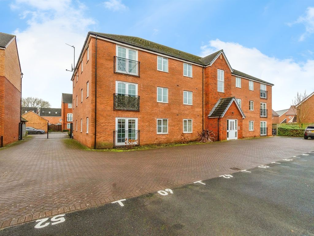 2 bed flat to rent in Close, Churchbridge, Cannock WS11, £800 pcm