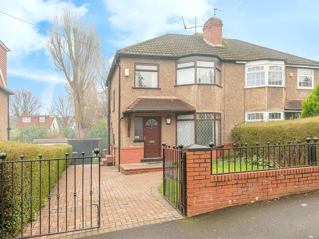3 bed semidetached house for sale in Fernwood, Park Villas, Roundhay
