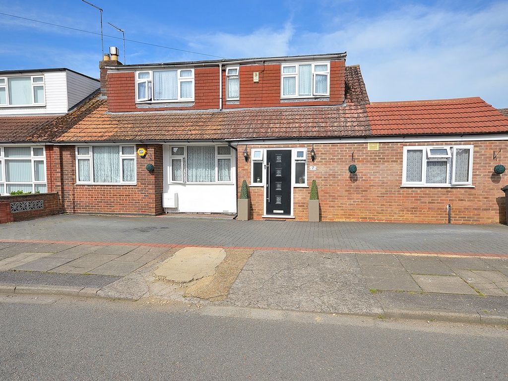 3 bed semidetached house for sale in Parklands Avenue, Northampton NN3