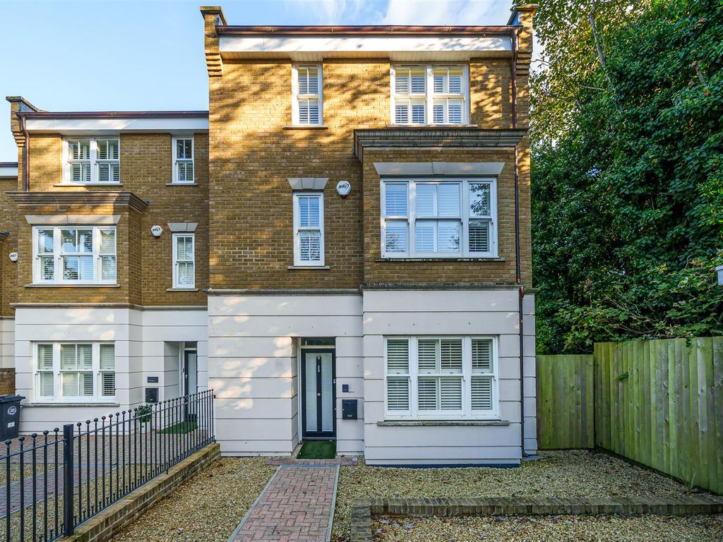 5 bed property to rent in Portsmouth Road, Thames Ditton KT7, £4,500