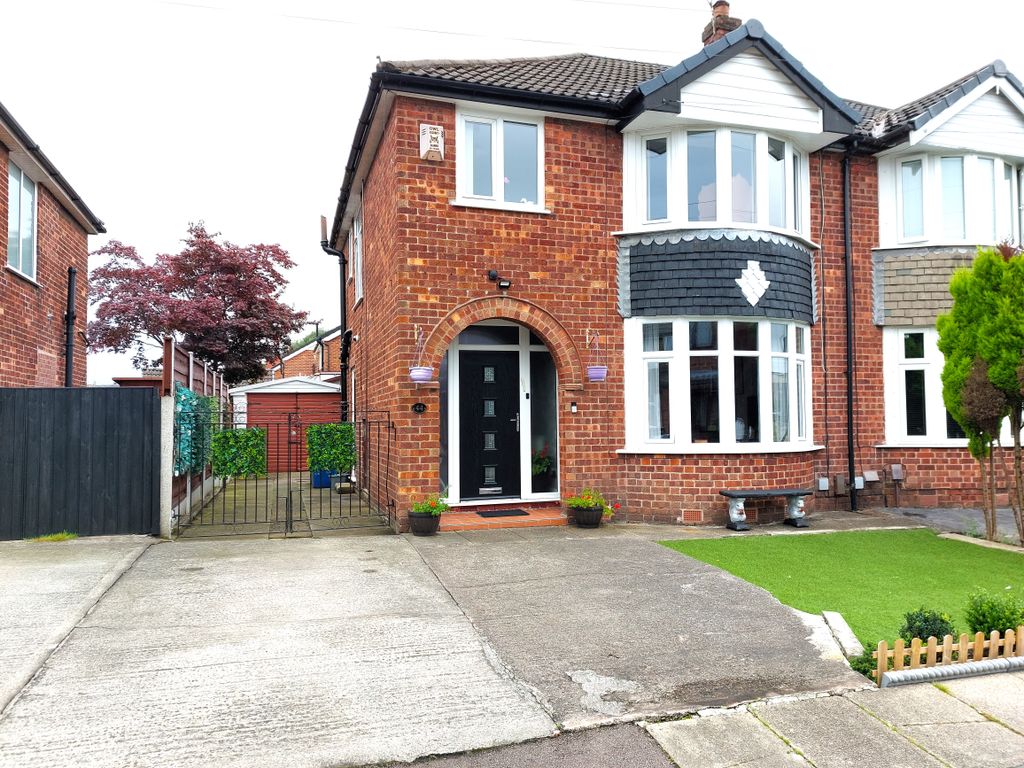 3 bed semidetached house for sale in Leyton Drive, Bury BL9, £325,000