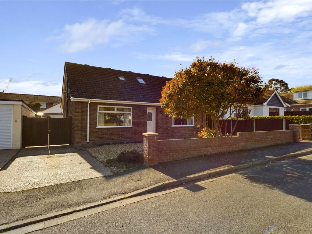 4 bed bungalow for sale in Goldfinch Close, Hartford, Huntingdon