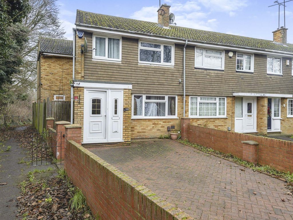 5 bed end terrace house for sale in Loftus Close, Luton, Bedfordshire