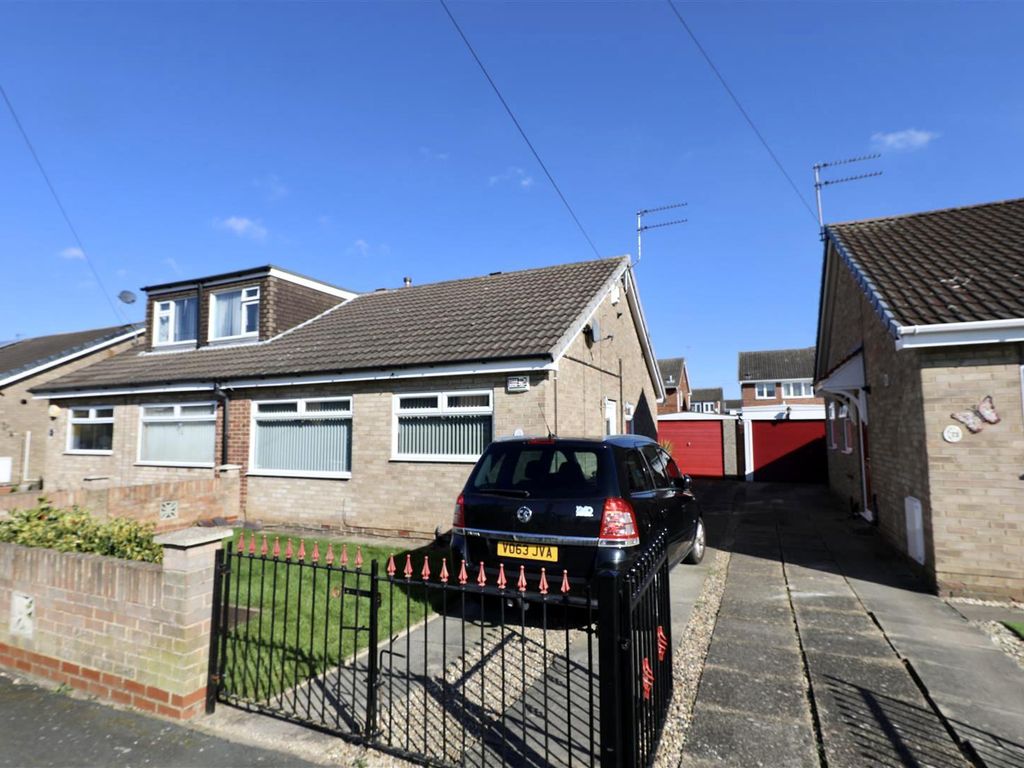 2 bed semidetached bungalow for sale in Thorndale, Hull HU7, £140,000