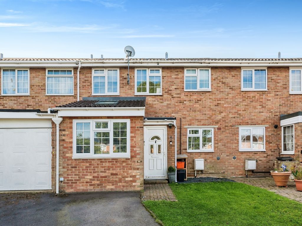 3 bed terraced house for sale in Larchmore Close, Swindon SN25, £