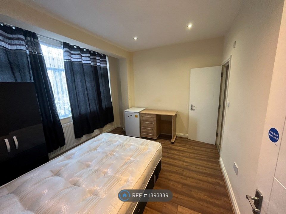 Room to rent in Stockport Road, London SW16, £1,050 pcm Zoopla
