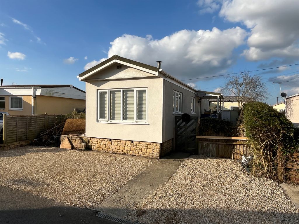 2 bed mobile/park home for sale in Priors Walk, St. Johns Priory