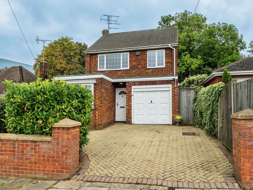 3 bed detached house for sale in Belper Road, Luton, Bedfordshire LU4