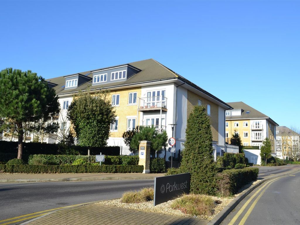 2 bed flat to rent in Park Lodge Avenue, West Drayton UB7, £1,750 pcm