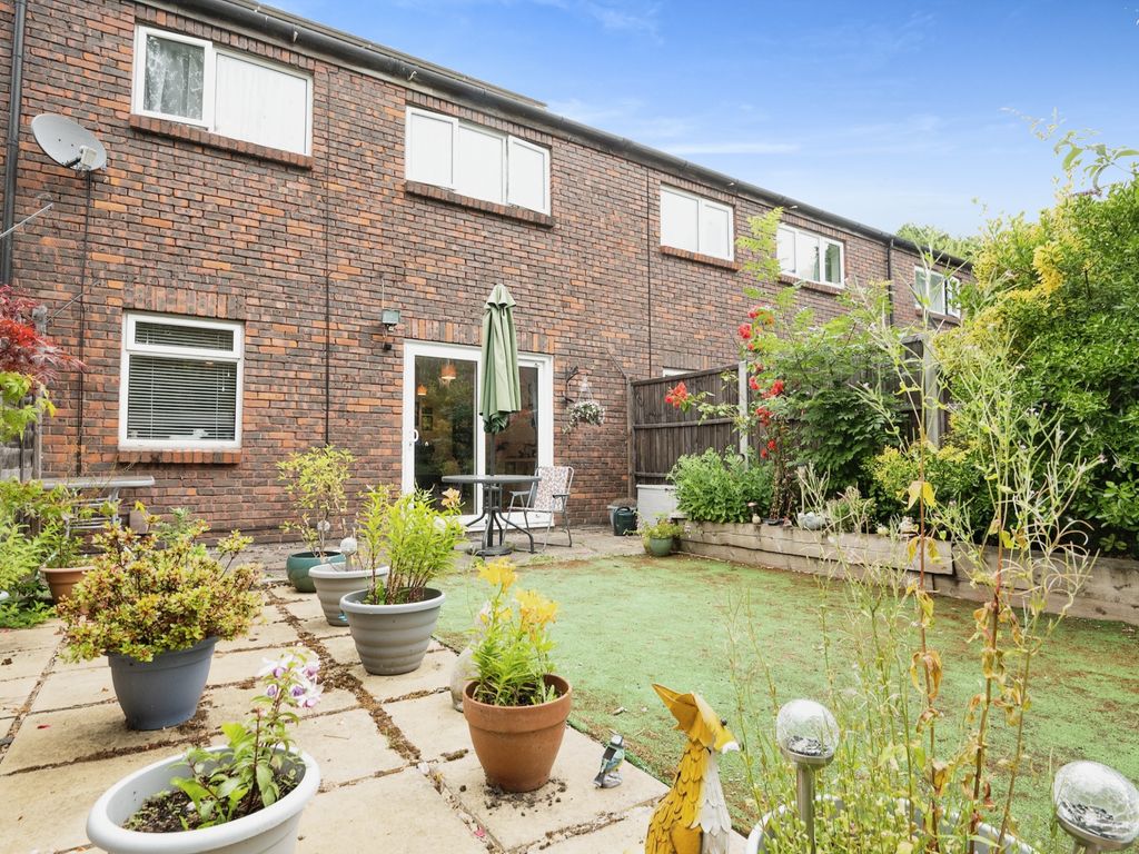 2 bed terraced house for sale in Everest Court, Knaphill, Woking GU21