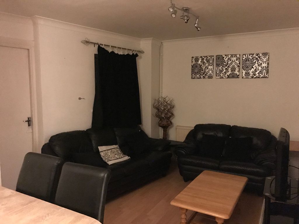 2 bed terraced house to rent in Cherrydown West, Basildon, Essex SS16