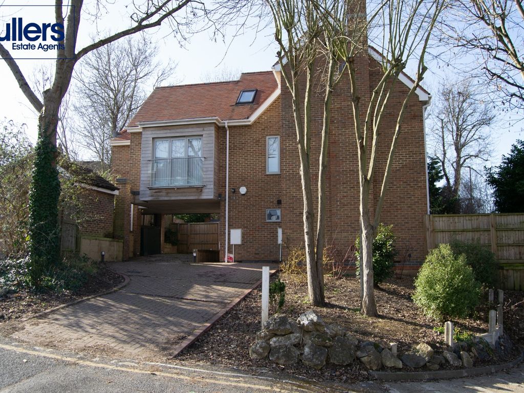 4 bed detached house to rent in Springbank, London N21 Zoopla