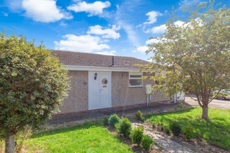 2 bed bungalow to rent in Queen Emmas Dyke, Witney OX28, £1,500 pcm
