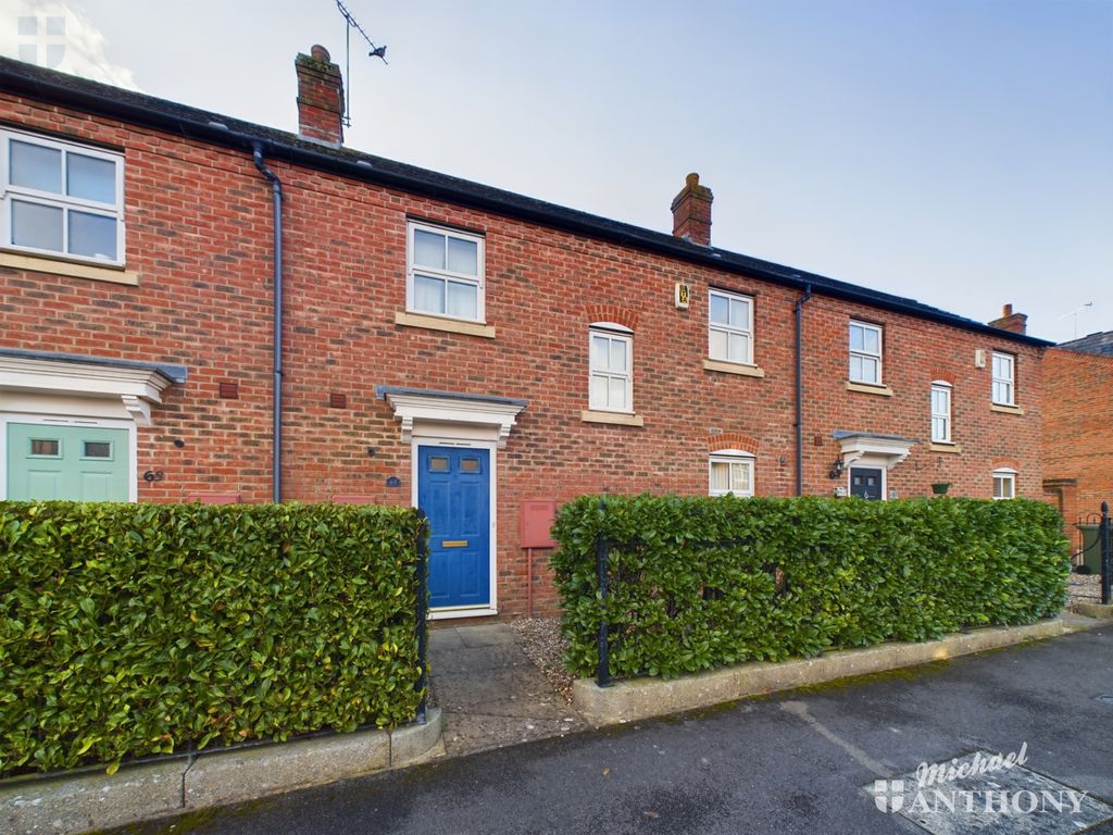 2 bed terraced house for sale in Great Meadow Way, Aylesbury