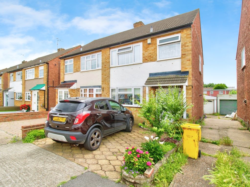 3 bed semidetached house for sale in Birch Close, Romford RM7, £