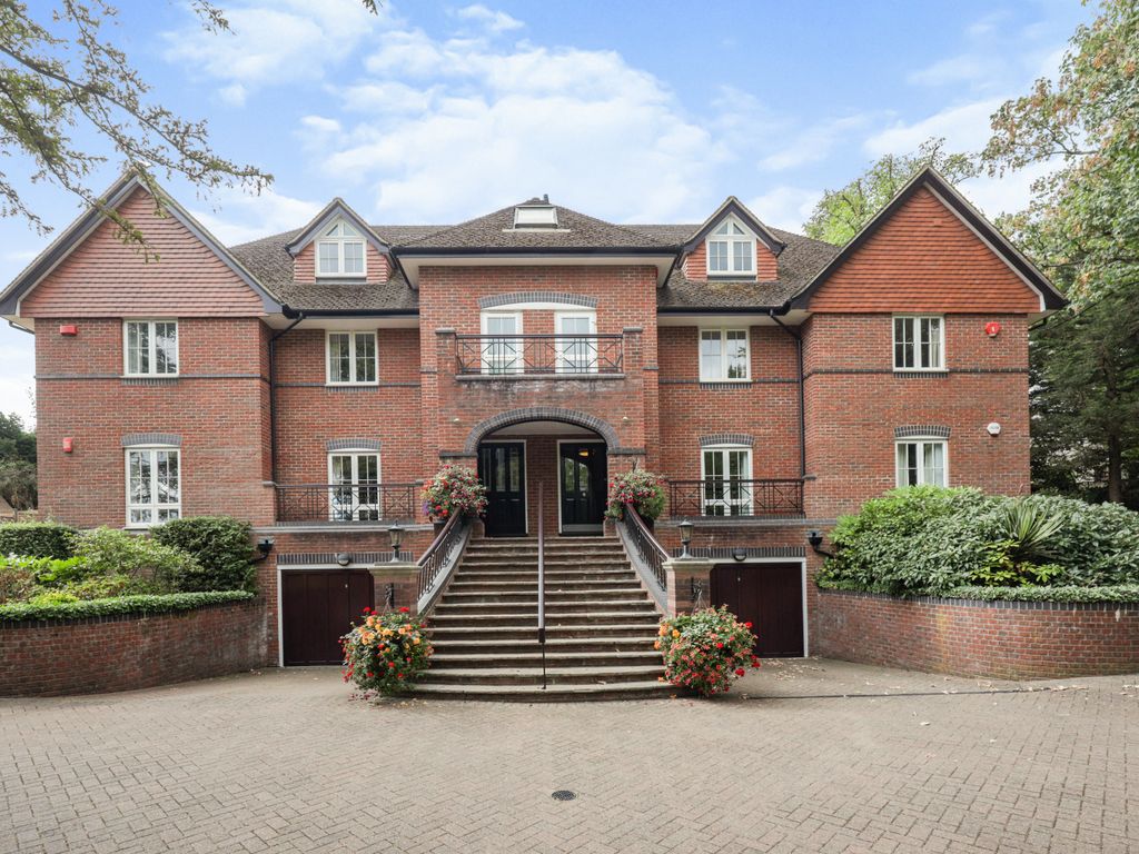 2 bed flat for sale in South Park Crescent, Gerrards Cross