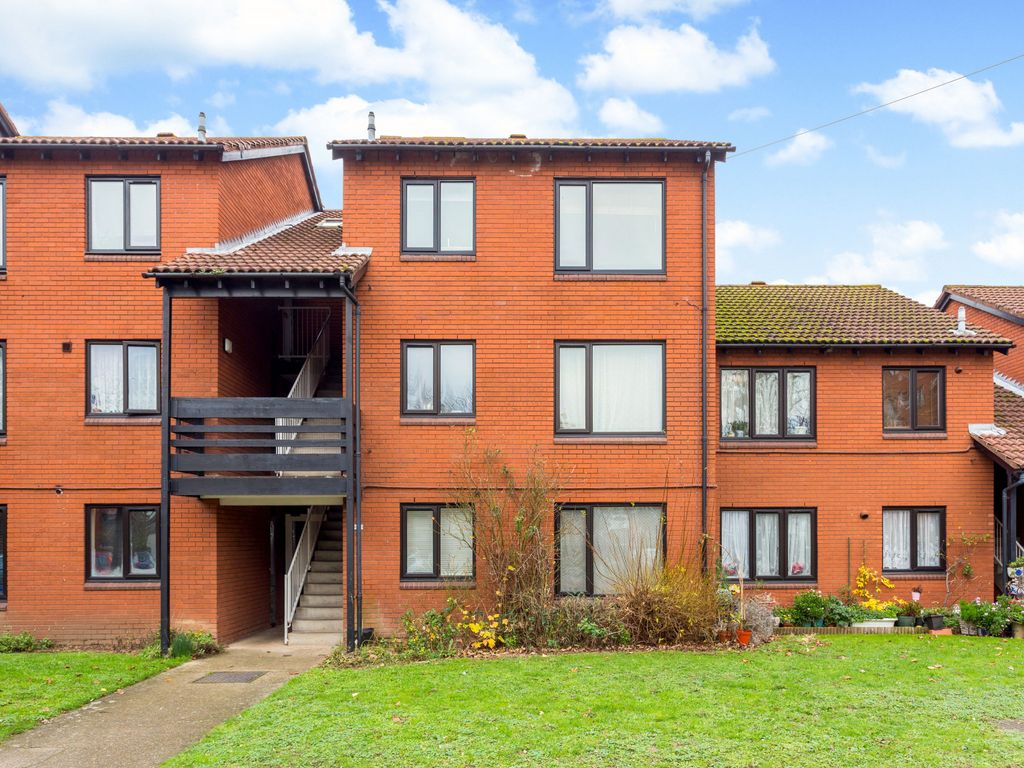 1 bed flat to rent in Tithe Barn Close, Kingston Upon Thames, Surrey