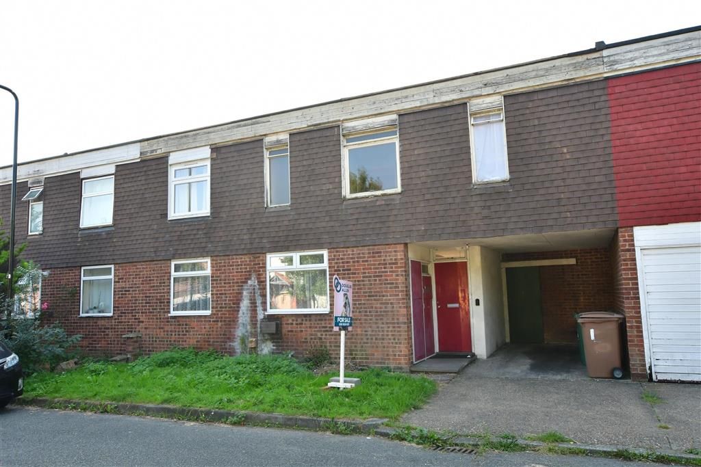 3 bed semidetached house for sale in Maple Avenue, London E4, £300,000