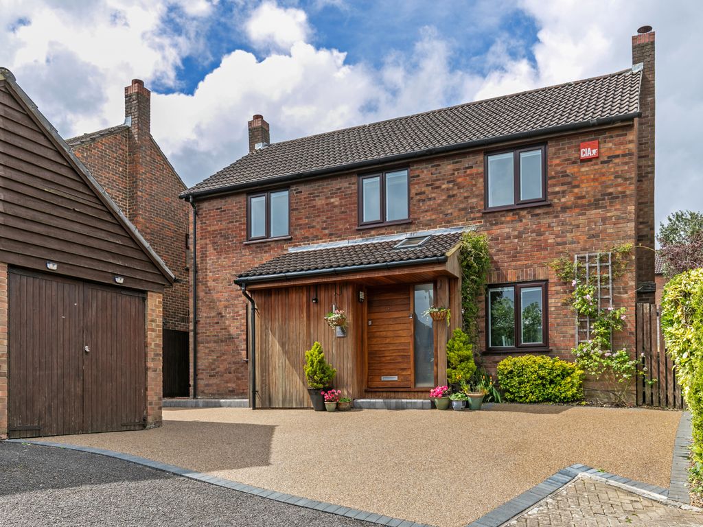 4 bed detached house for sale in Juniper Close, Winchester SO22, £