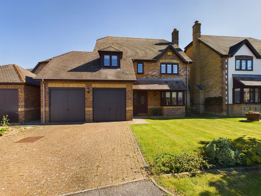 4 bed detached house for sale in Kestrel Way, Watermead, Aylesbury HP19