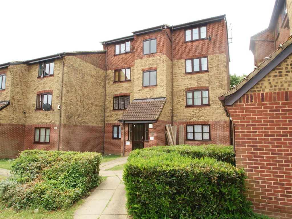 Studio to rent in Conway Gardens, Grays RM17 Zoopla