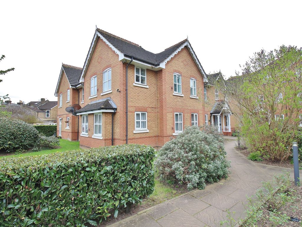 2 bed flat for sale in Jubilee Court, Bristow Road, Hounslow TW3, £