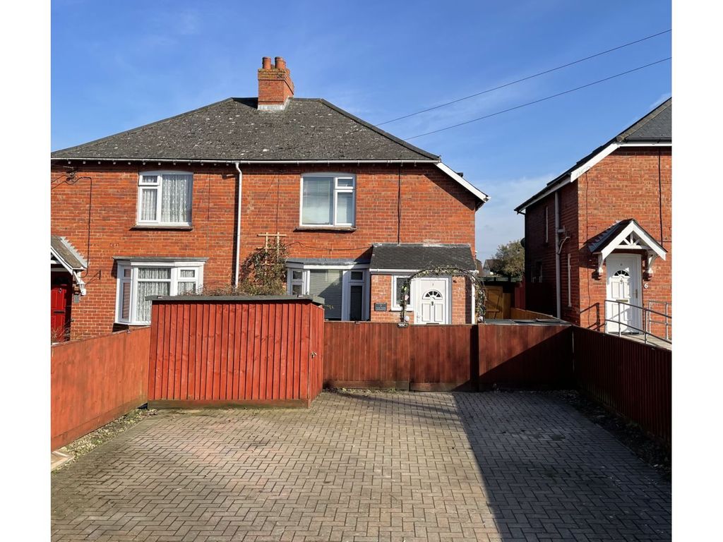 4 bed semidetached house for sale in Cherry Orchard, Highworth SN6