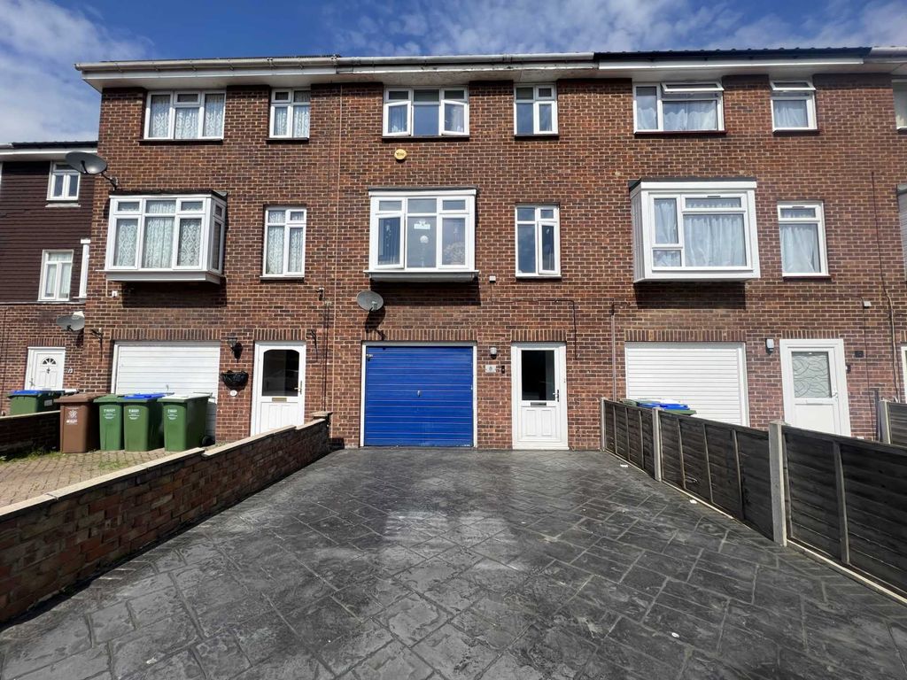 3 bed property for sale in Crowden Way, London SE28 Zoopla