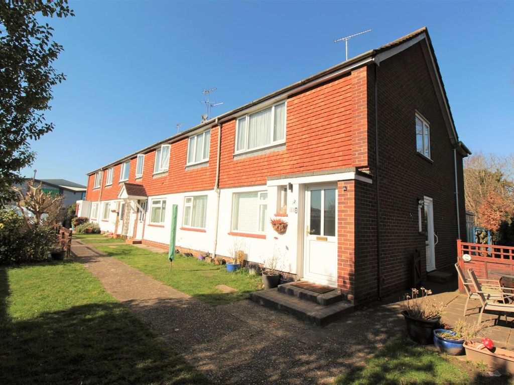 2 bed for sale in Royston Road, Byfleet, Surrey KT14, £