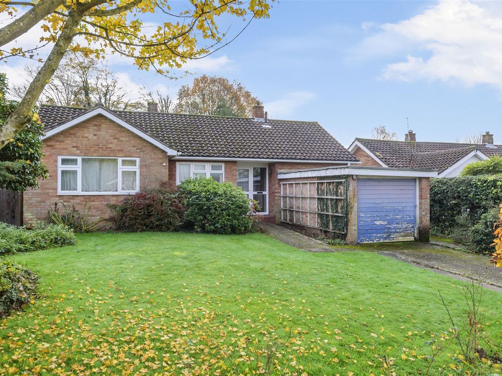 3 bed detached bungalow for sale in Devitt Close, Ashtead KT21 Zoopla