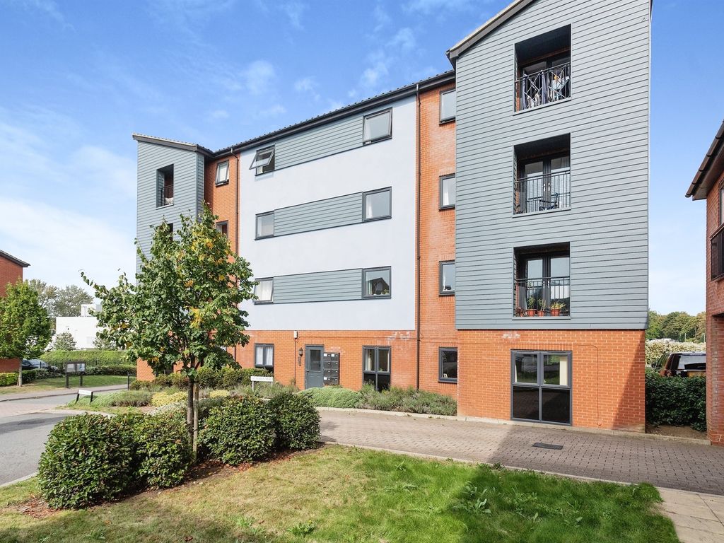 2 bed flat for sale in Norden Mead, Walton, Milton Keynes MK7, £200,000