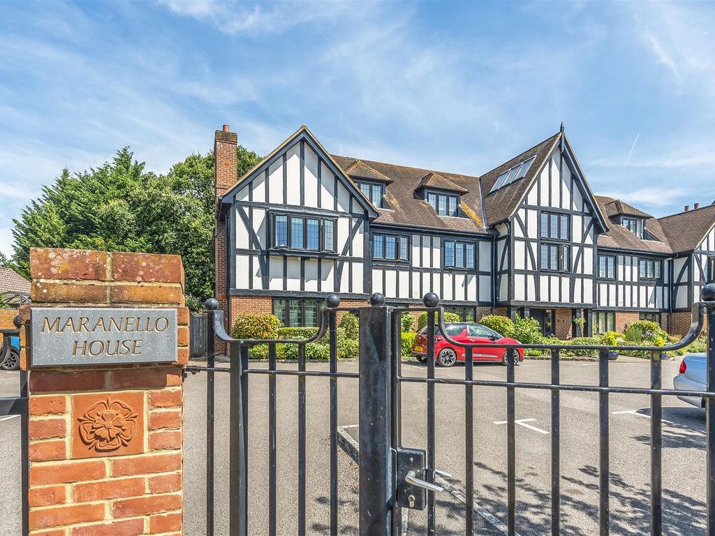 3 bed flat for sale in Ockham Road South, East Horsley, Leatherhead