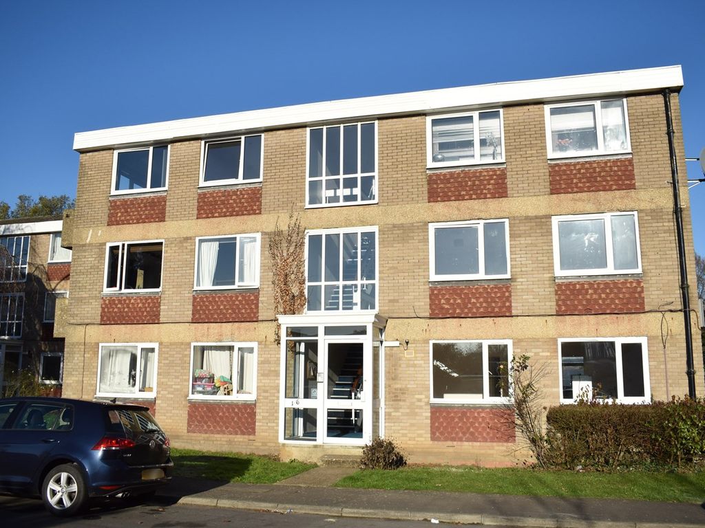 2 bed flat to rent in Langton Close, Addlestone KT15 Zoopla