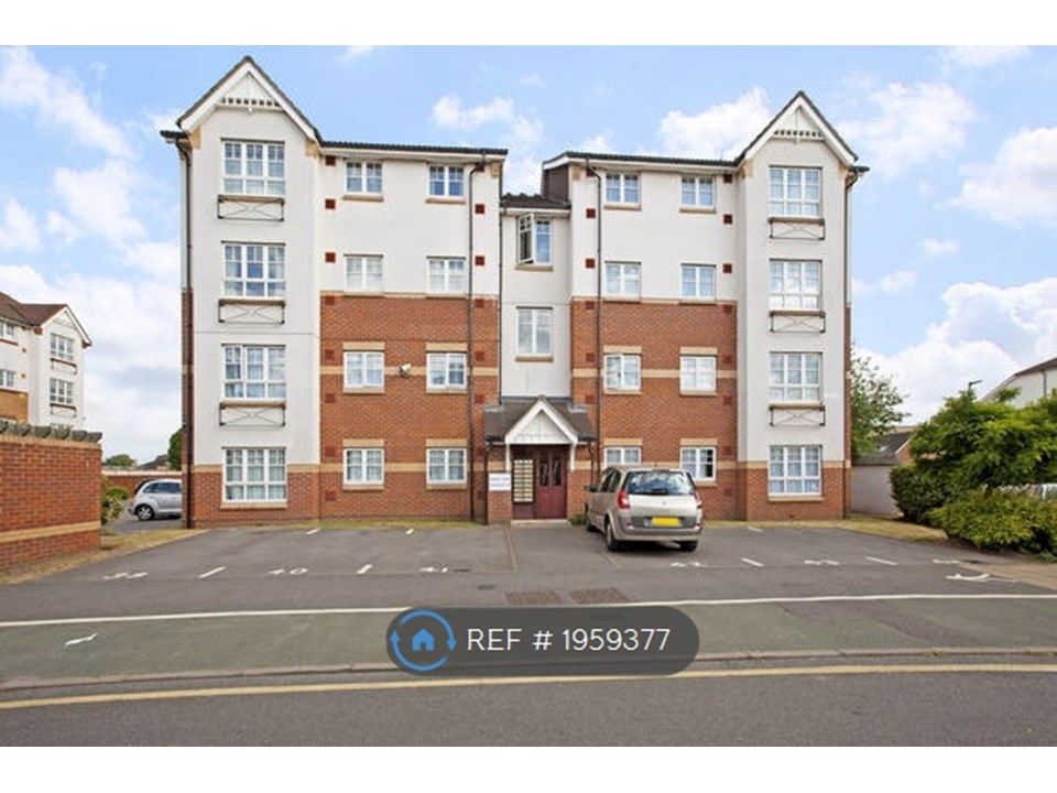 2 bed flat to rent in Perkin Close, Hounslow TW3, £1,750 pcm Zoopla