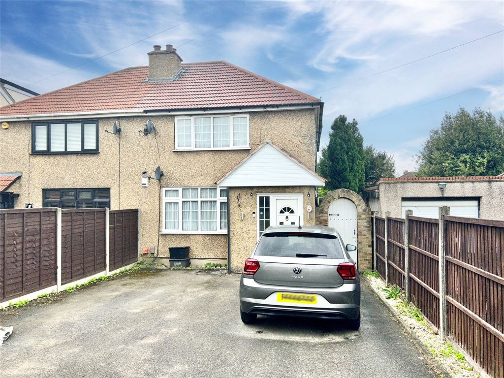3 bed semidetached house for sale in Lent Rise Road, Burnham