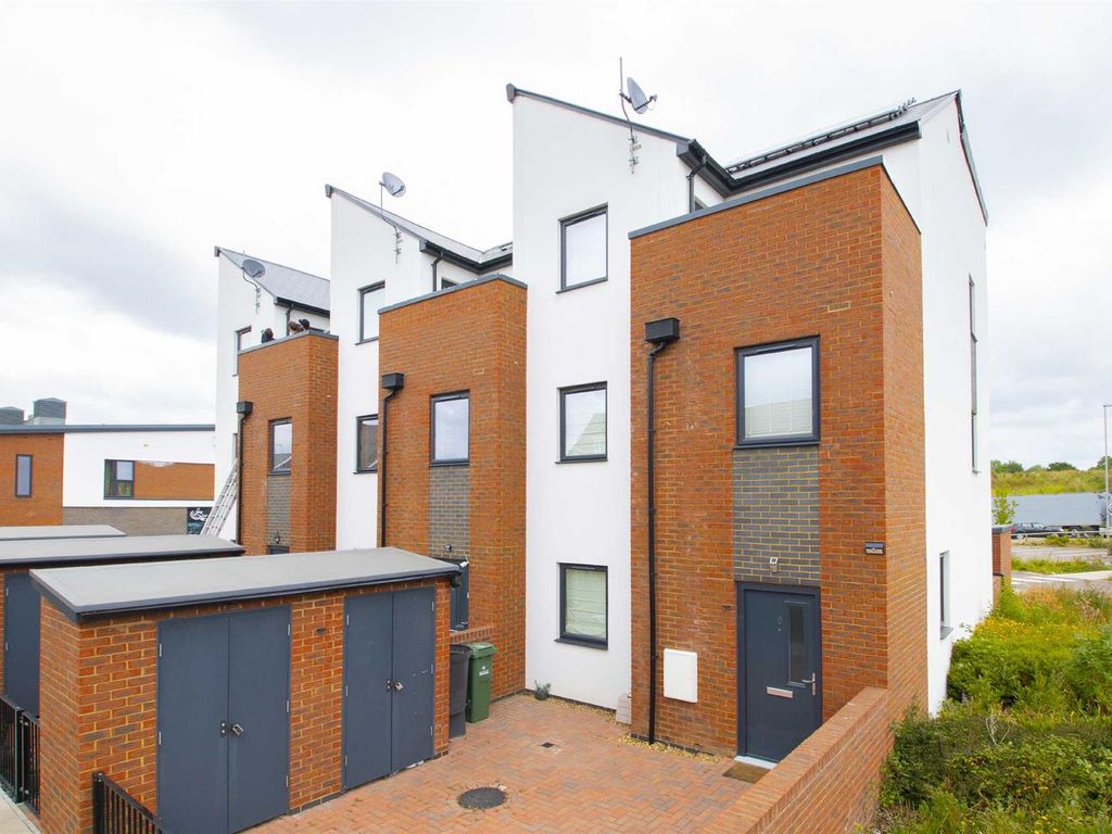 2 bed town house to rent in Islay Court, Newton Leys, Bletchley, Milton