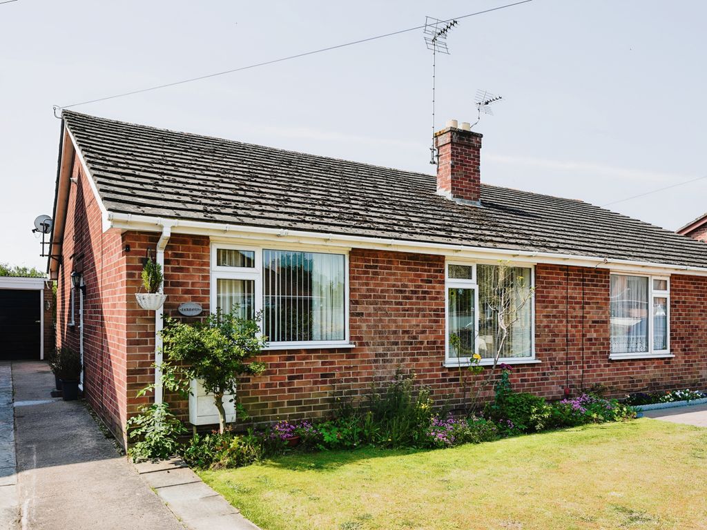 2 bed bungalow for sale in Gibbs Lane, Offenham, Evesham
