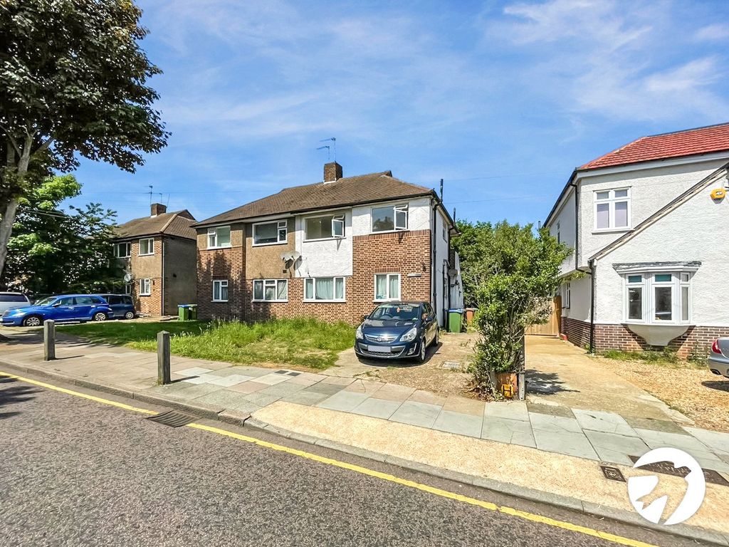 2 bed to rent in Lingfield Crescent, Falconwood, London SE9