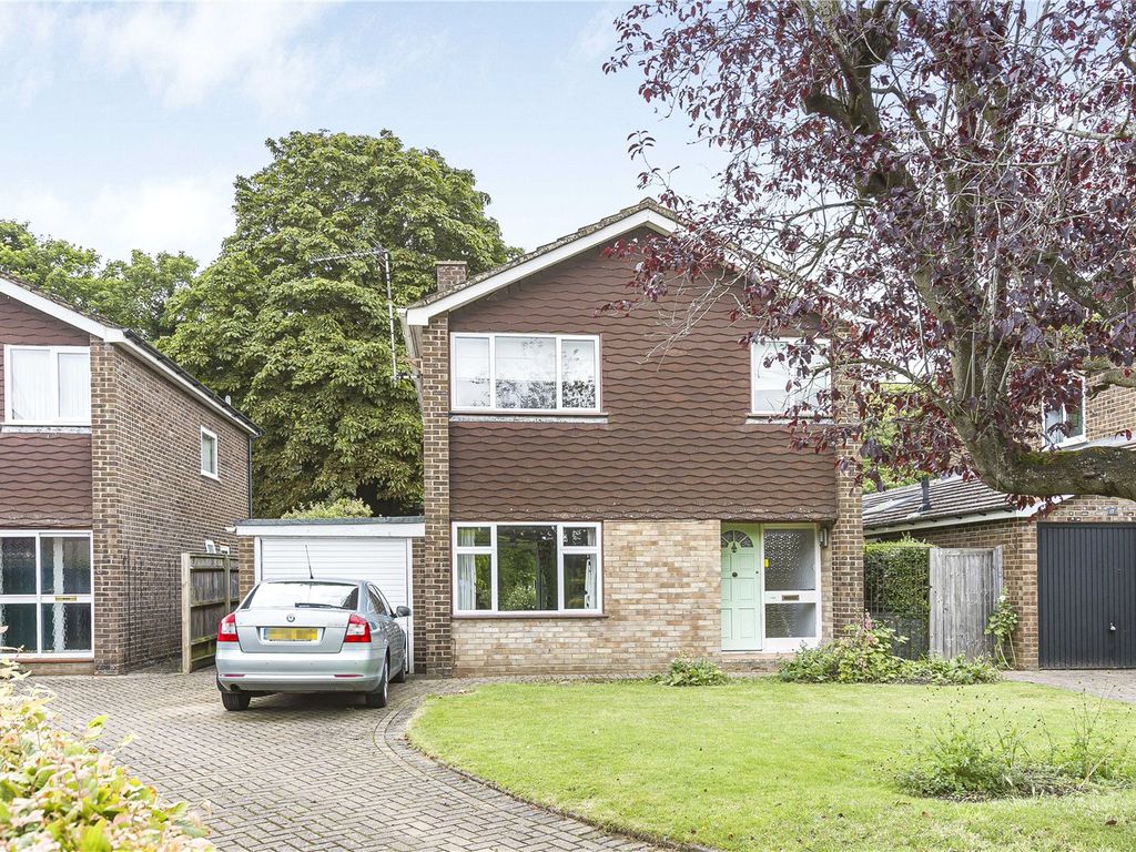 3 bed detached house for sale in Long Furlong, Haddenham, Aylesbury