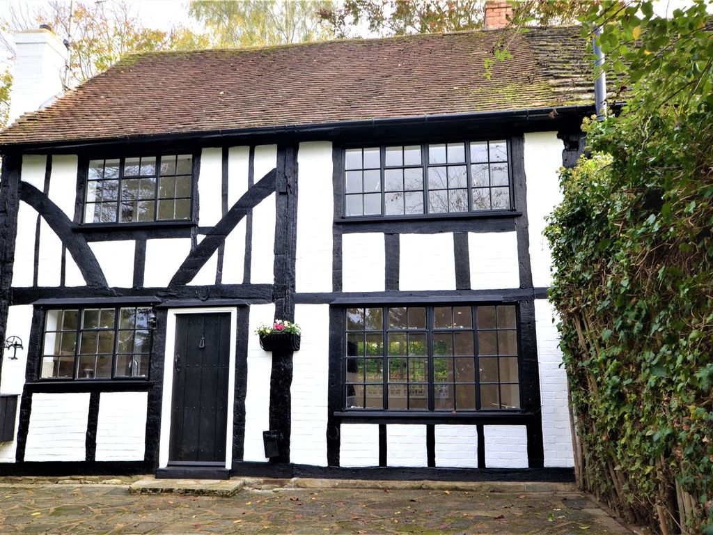 3 bed semidetached house to rent in Limes Avenue, Horley, Surrey RH6