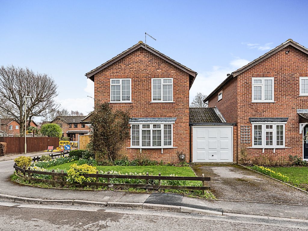 3 bed linkdetached house for sale in Philpott Drive, Marchwood