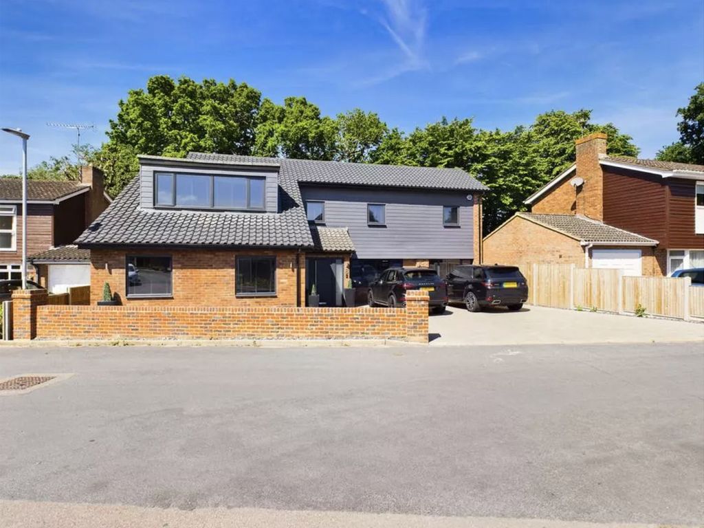 4 bed detached house for sale in Foster Close, Stevenage SG1, £950,000