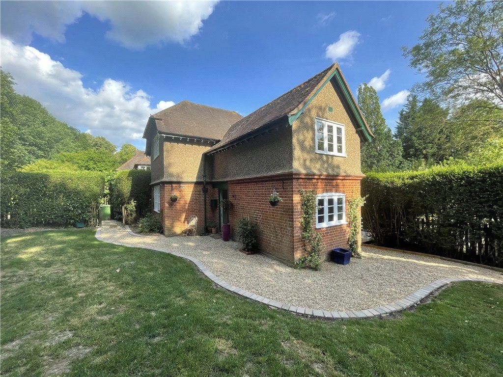 3 bed detached house to rent in Chertsey Road, Chobham, Woking, Surrey