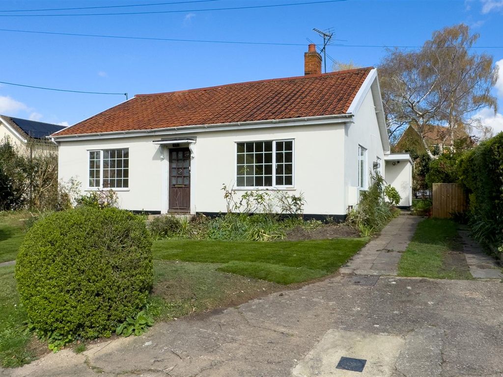 2 bed detached bungalow to rent in The Green, Hadleigh, Ipswich IP7, £1,250 pcm Zoopla