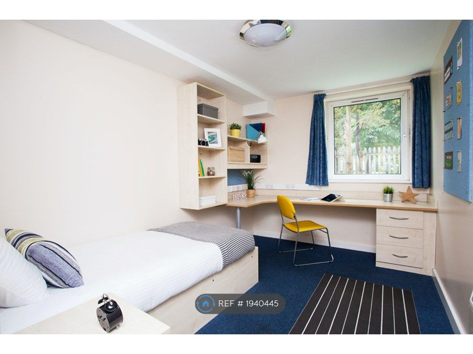 Room to rent in Kincardine Road, Manchester M13, £1,105 pcm Zoopla