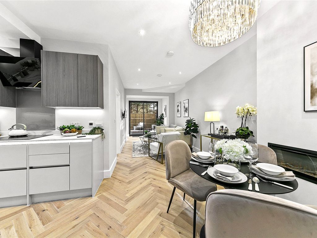 2 bed flat for sale in Richmond Road, East Twickenham TW1, £600,000